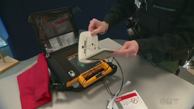 Longueuil police carrying defibrillators - CTV News
