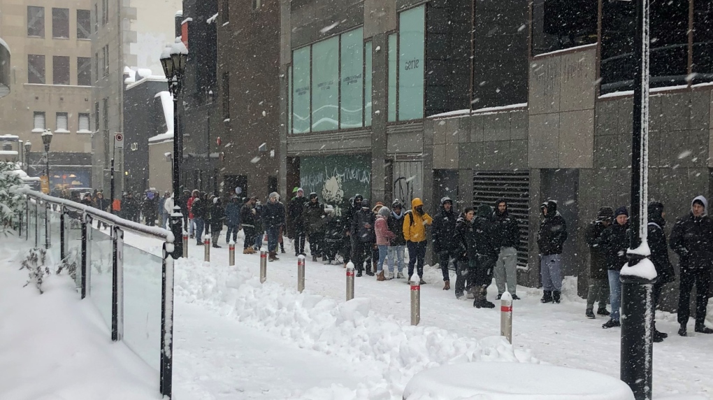 Sepatu bagel Nike: Penggemar Montreal berbaris dalam badai salju untuk sepatu kets