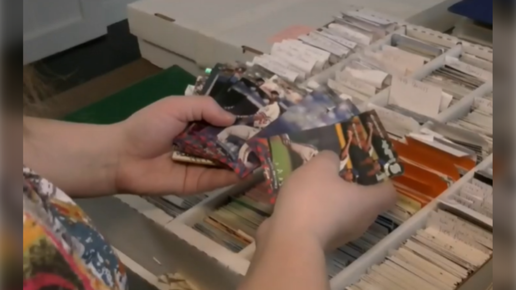 Wanita Montreal melewati koleksi kartu bisbol Expos milik ayah