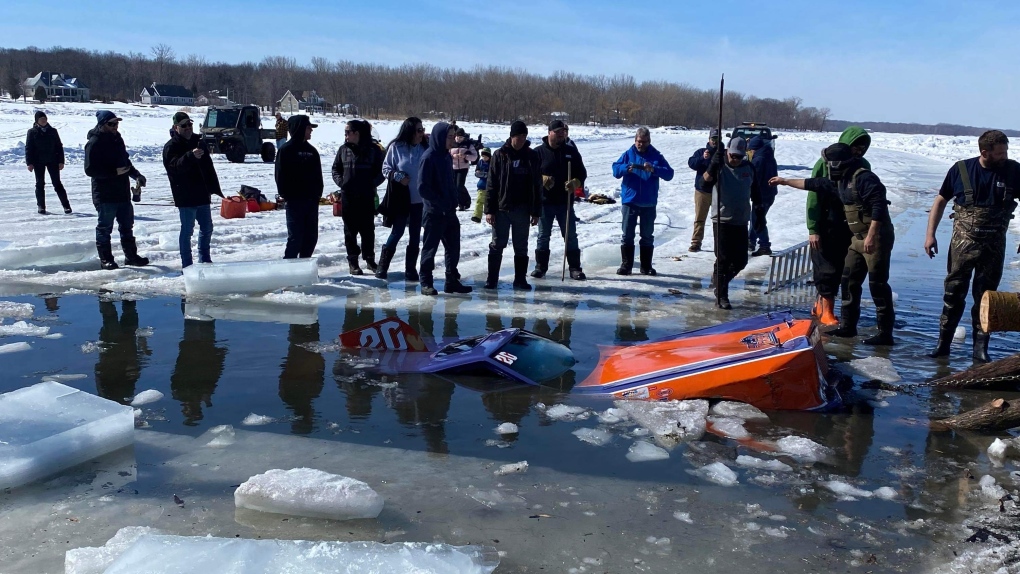 Video menunjukkan mobil jatuh melalui es selama acara balapan di dekat Montreal