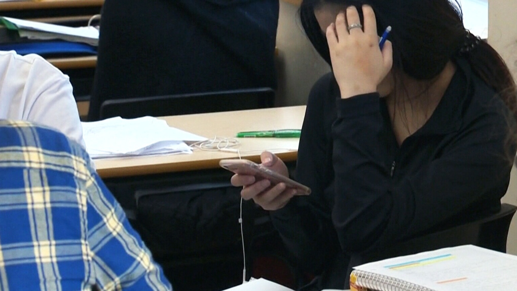 Quebec To Ban Cellphones In Classrooms