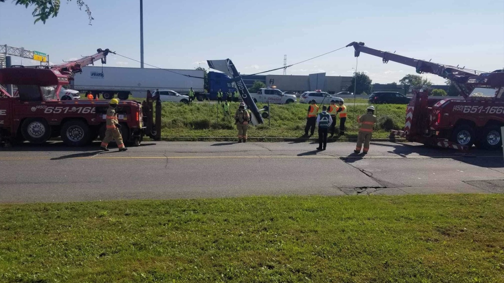 Un petit avion s'écrase sur une autoroute de la région de Montréal, selon la police