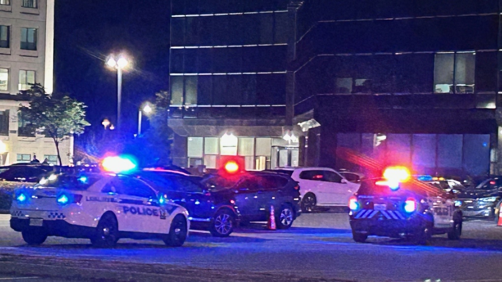 La policía responde a un tiroteo en un estacionamiento frente a Carrefour Laval que dejó a un hombre gravemente herido el jueves 10 de octubre de 2024. (Max Harrold/CTV News) 