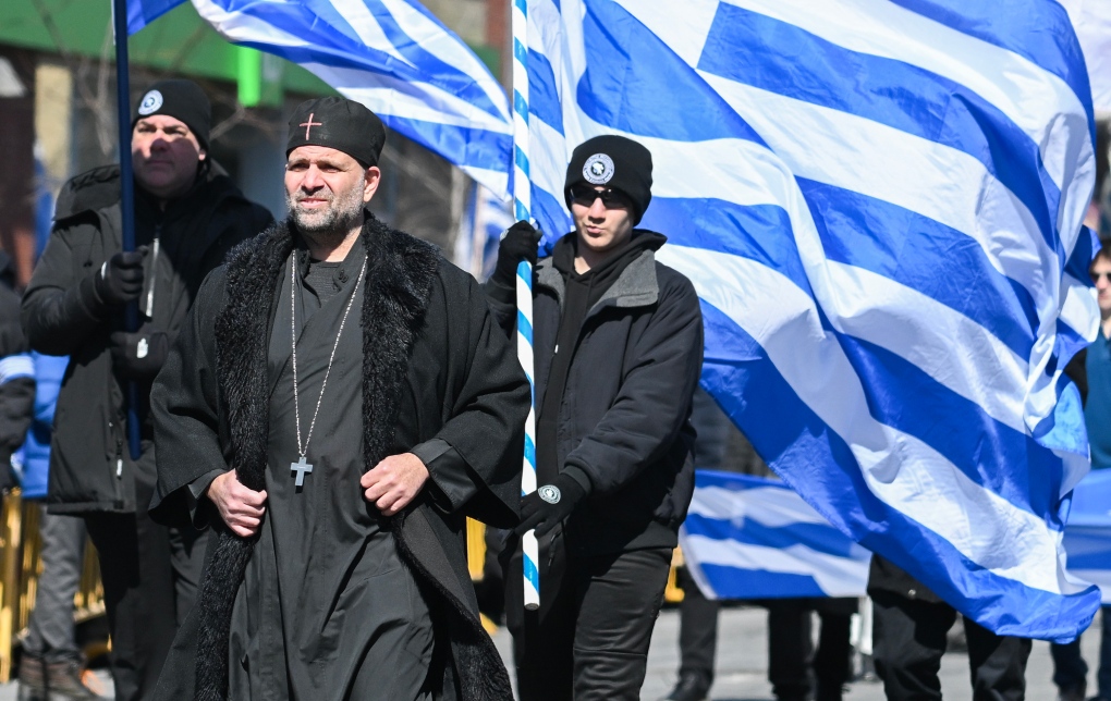 Ο Έλληνας και ο Καναδός πρωθυπουργός περπατούν στην παρέλαση για τον εορτασμό της κοινότητας του Μόντρεαλ