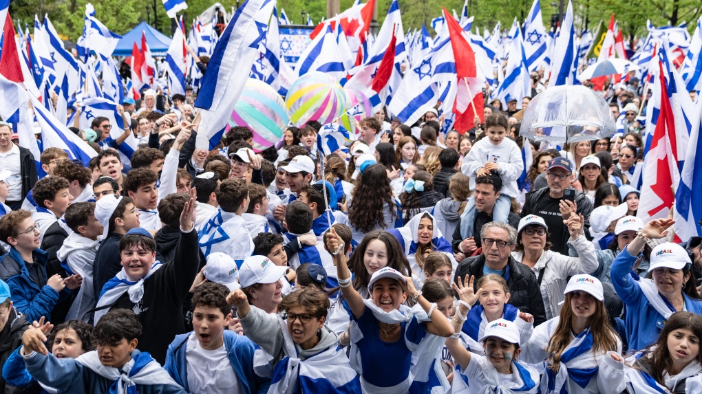 Migliaia di persone si riuniscono a Montreal per celebrare la Giornata nazionale israeliana nel mezzo delle tensioni legate alla guerra regionale