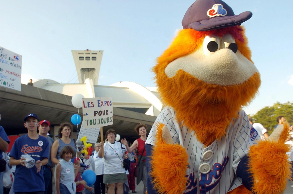 Montreal Expos fans cheer with team mascot You