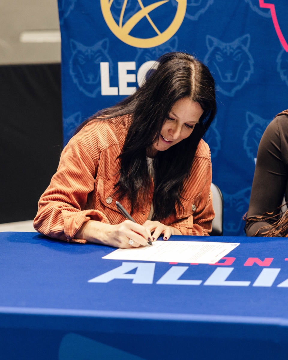 Annie Larouche signs contract